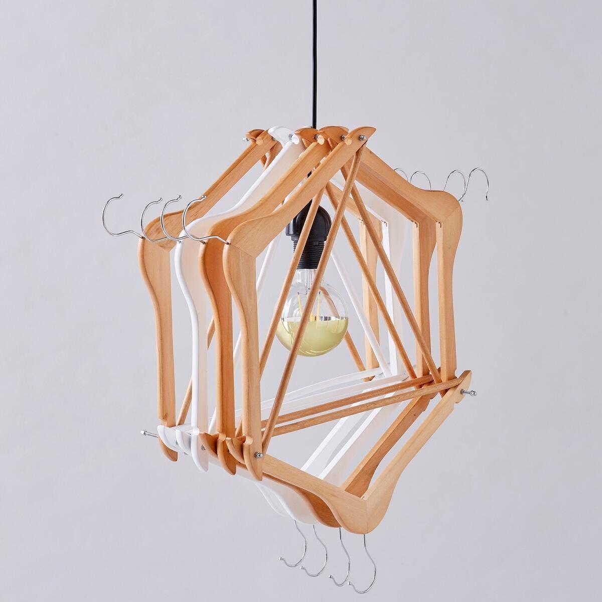 Lampe aus alten Kleiderbügeln