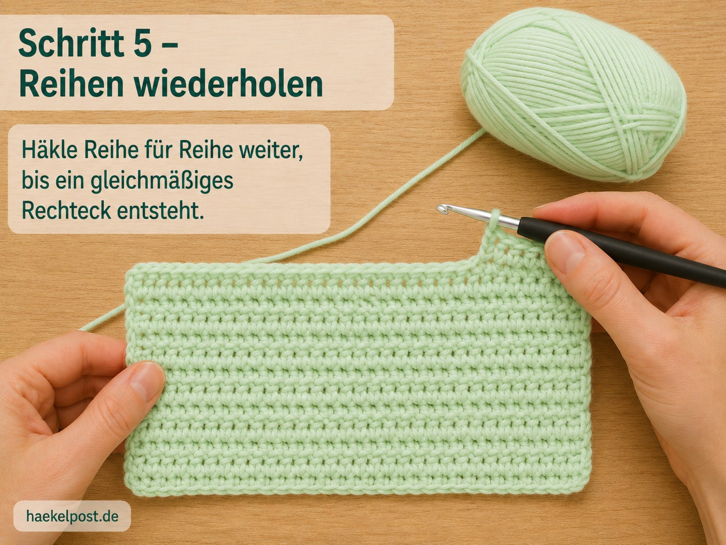Gleichmäßiges Rechteck aus festen Maschen wächst Reihe für Reihe zur Babydecke heran