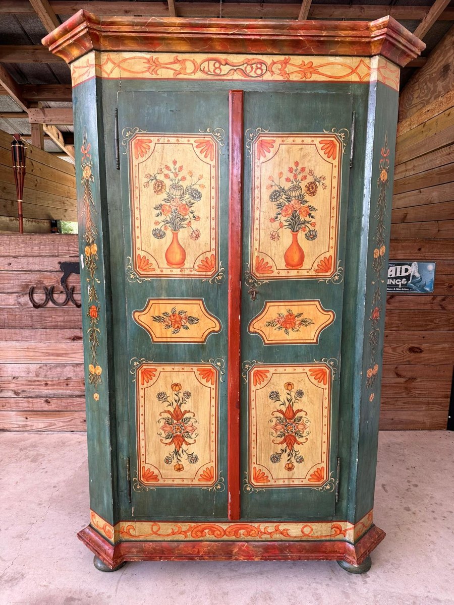 Bauernschrank mit Ornamenten