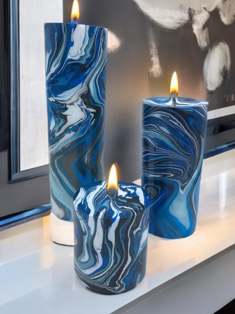Blaue marmorierte Kerzen im Meeresstil