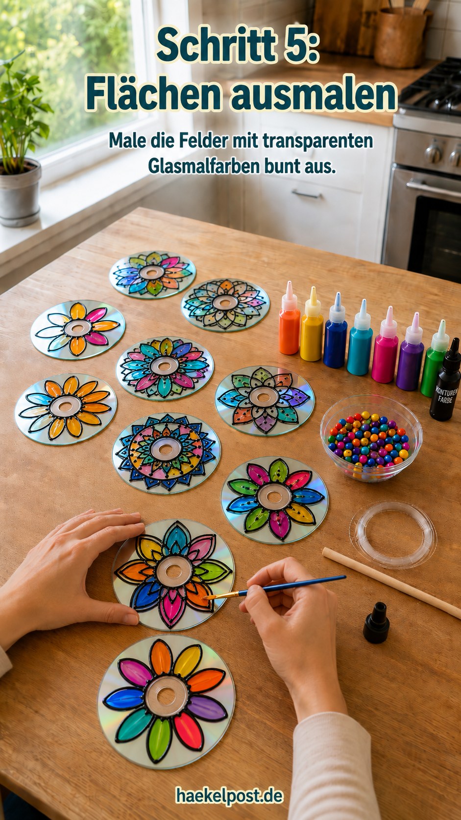 Transparente Glasmalfarben füllen die Blütenfelder der CD-Mandala-Blumen mit leuchtenden Farben