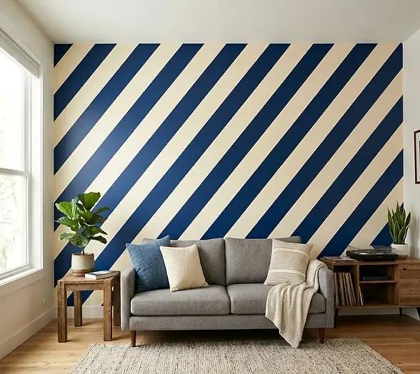 Diagonale Streifen an gestrichener Wand