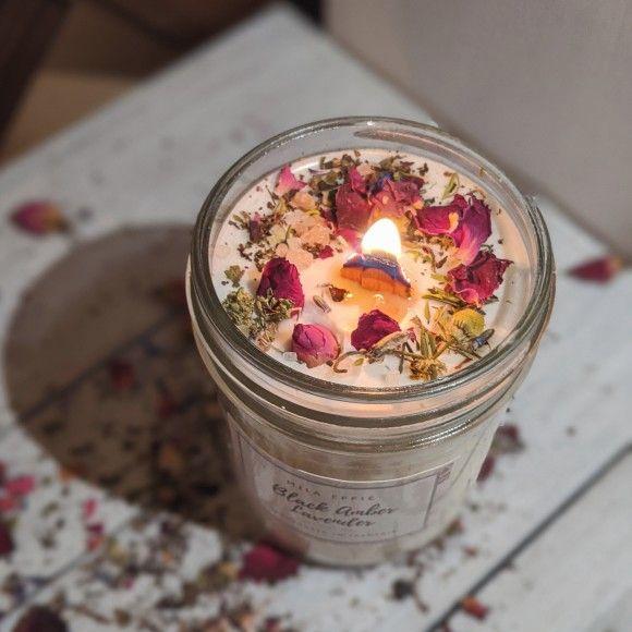 Duftkerze im Glas mit Trockenblumen