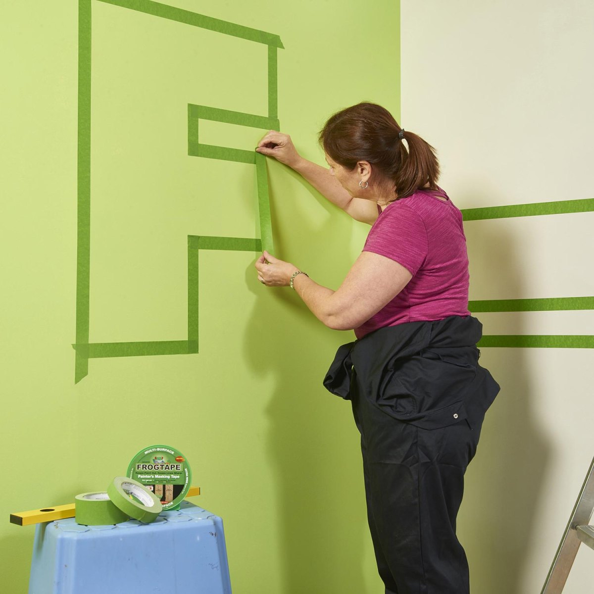 Farbige Akzentwand mit abgeklebten Flächen