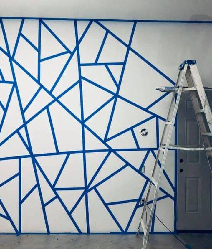 Abstrakte Wandkunst mit Klebeband