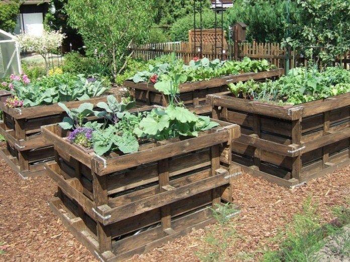 Hochbeet aus Paletten im Garten