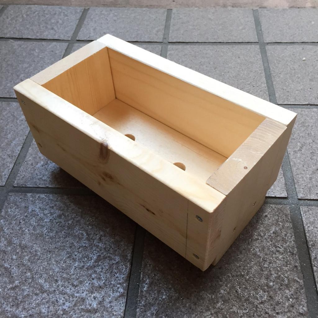 Pflanzkasten aus Holz gebaut