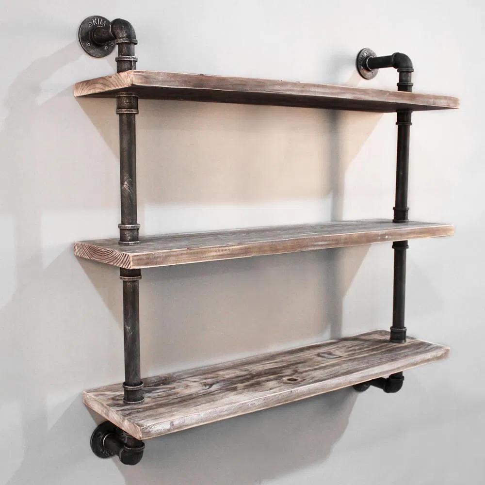 Holzregal mit Metallrohren