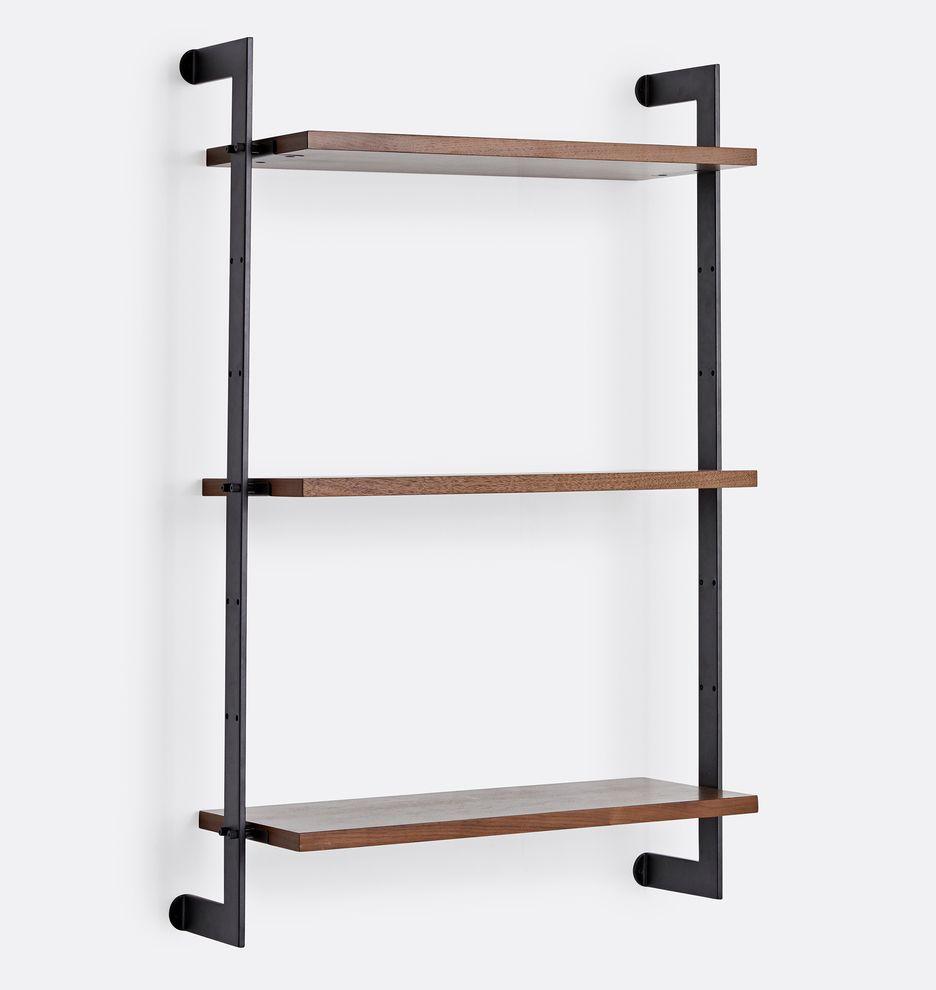 Industrielles Regal mit Metallprofilen