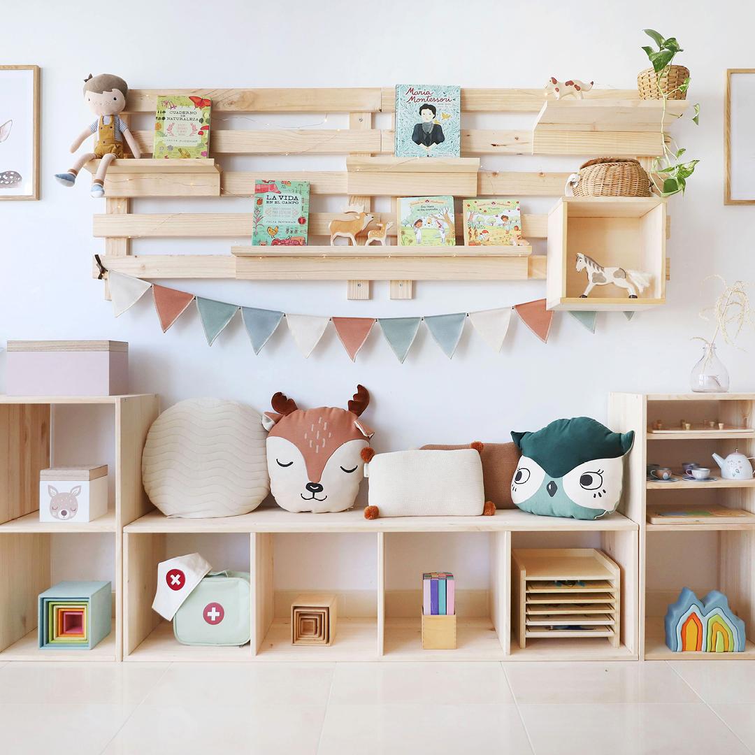 Kinderzimmer Holzregal Wand