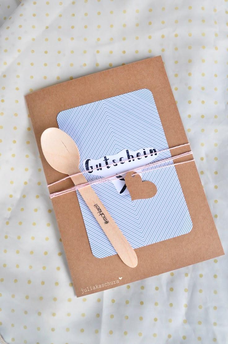 Kreativ verpackter Gutschein als Geschenk