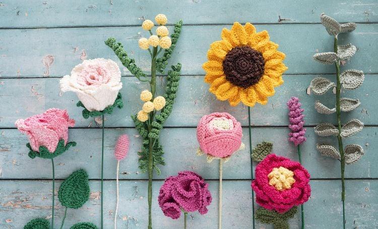 Bunte Häkelblumen als Deko