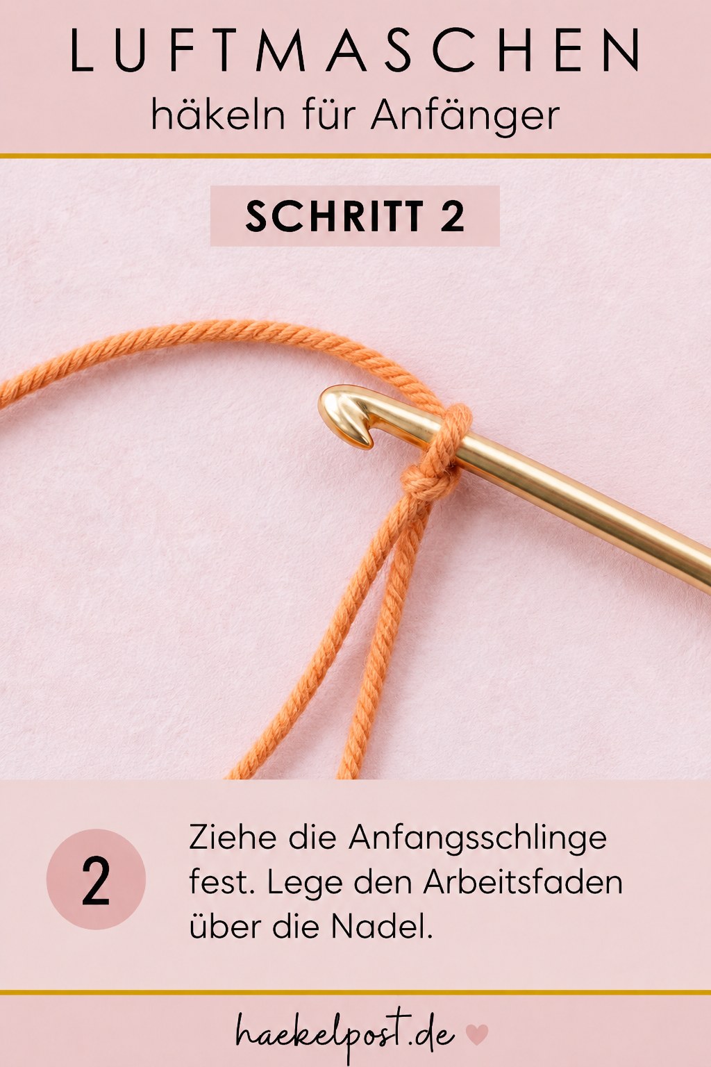 Die Anfangsschlinge wird festgezogen, bevor der Arbeitsfaden über die Nadel gelegt wird.
