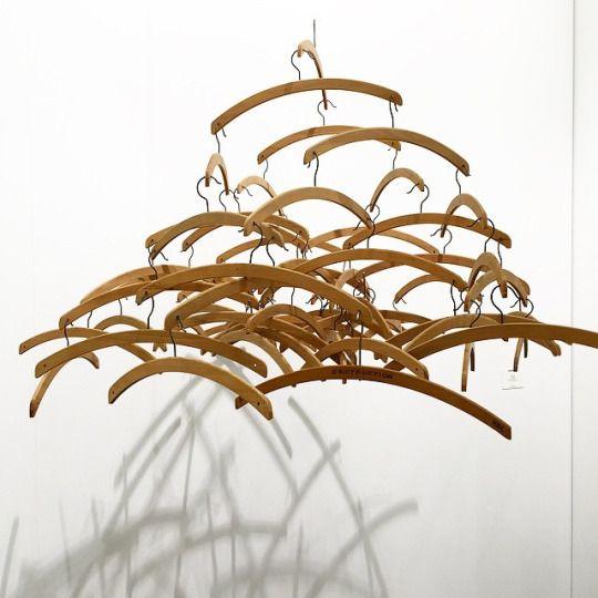 Moderne Skulptur aus Kleiderbügeln