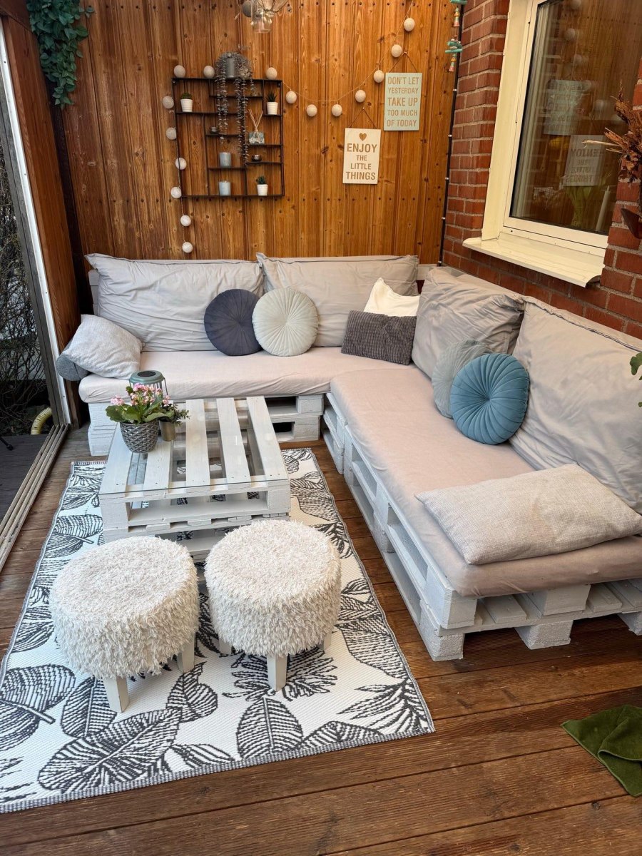 Paletten Lounge mit Sitzkissen