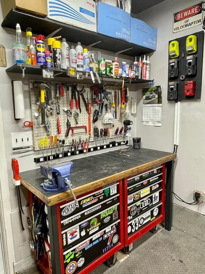 Professionelle Werkbank mit Werkzeugen