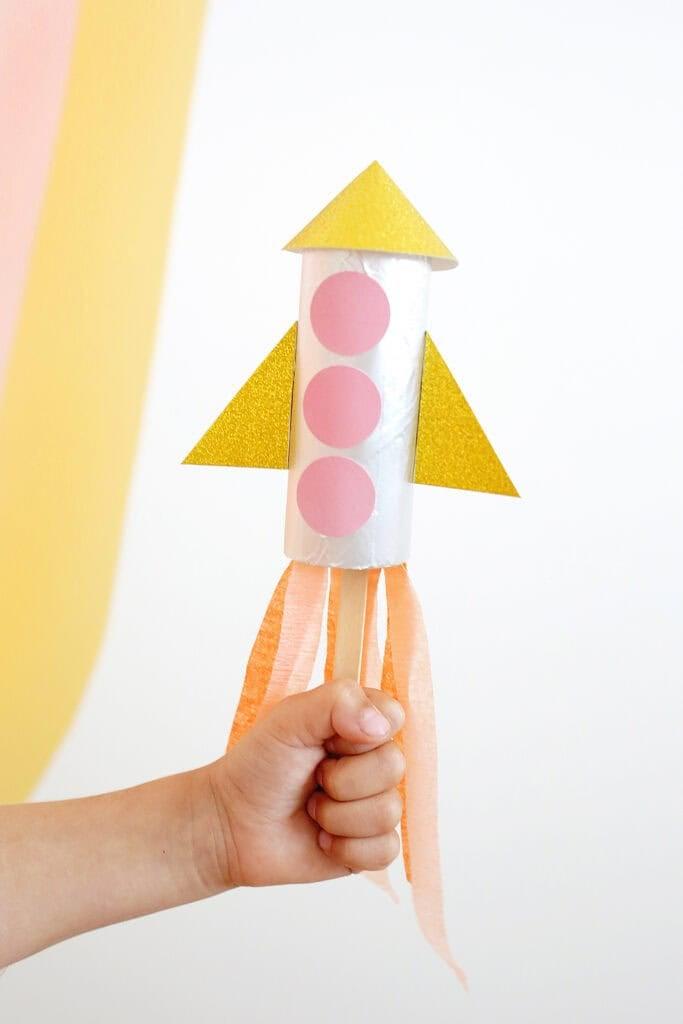Rakete aus Klopapierrolle