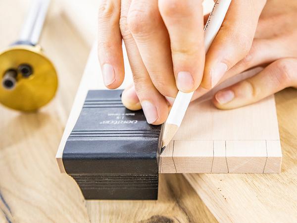 Feine Bleistiftlinie auf Holz markieren