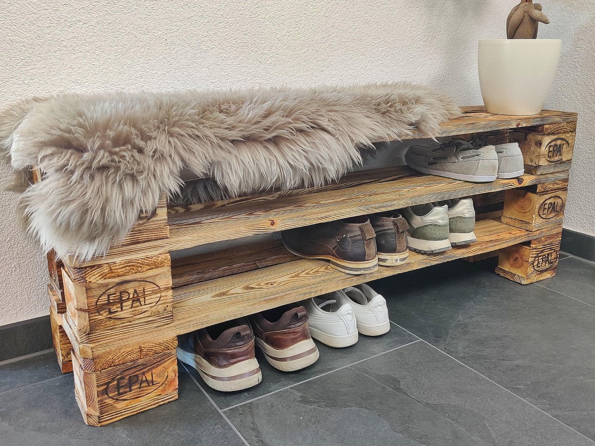 Schuhbank aus Paletten mit Stauraum