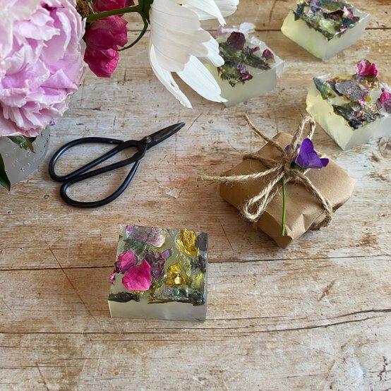 Handgemachte Naturseife als Geschenk